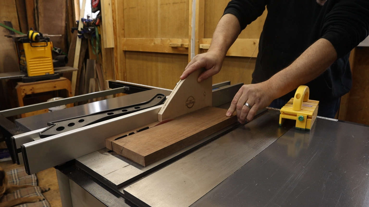 How to make a beautiful plant stand out of wood.